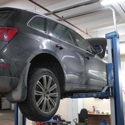 Q5 на подъемнике в сервисе