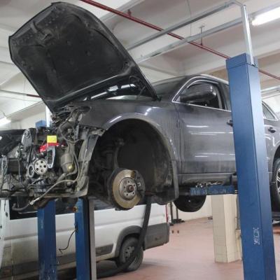Q5 на подъемнике в сервисе