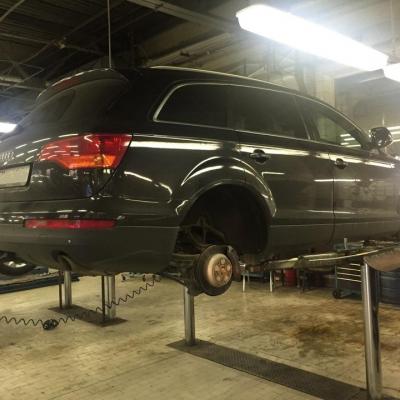 кроссовер Ауди на подъемнике