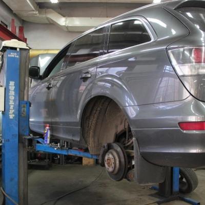 Ауди Q7 на подъемнике