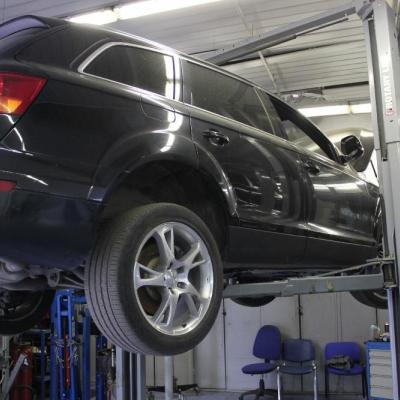 черный кроссовер Ауди на СТО