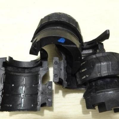 втулки стабилизатора на белом фоне