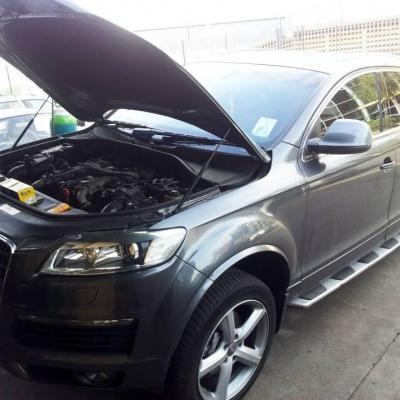 Ауди Q7 с открытым капотом