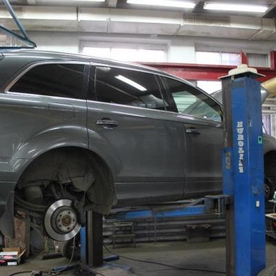 Q7 на подъемнике