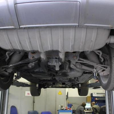 кроссовер Ауди на подъемнике снизу