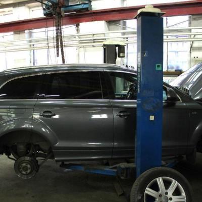 Q7 на подъемнике в сервисе