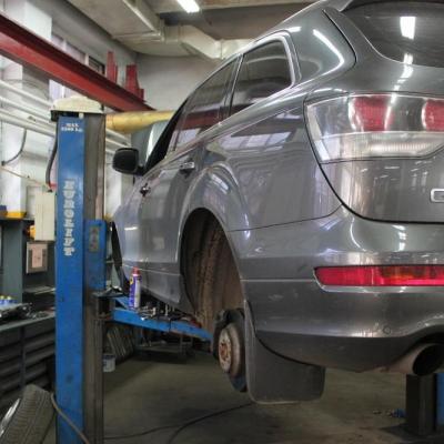 Q7 на подъемнике