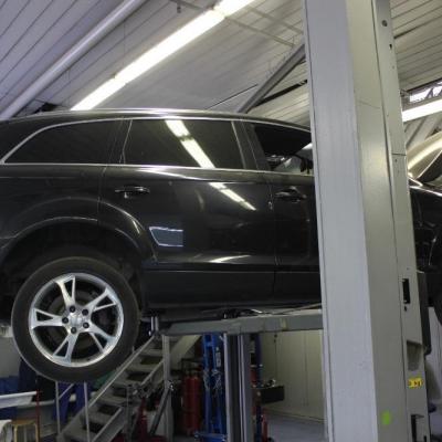 Q7 на подъемнике в сервисе