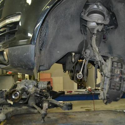 разобранная передняя подвеска на Ауди