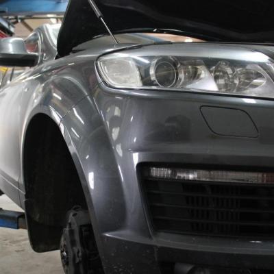 Q7 на СТО спереди