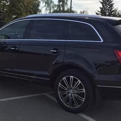 Q7 на улице сзади
