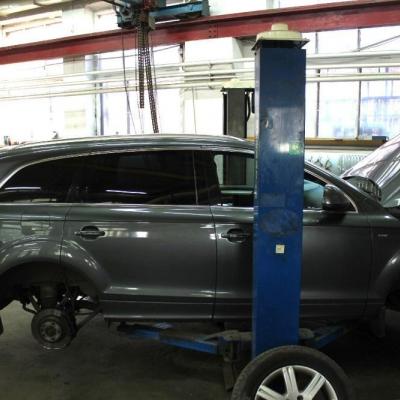 Q7 на подъемнике в автосервисе