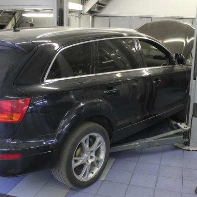 Черный Q7 на СТО