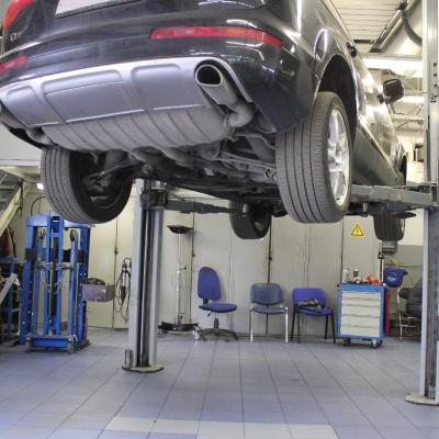 Q7 на подъемнике в сервисе