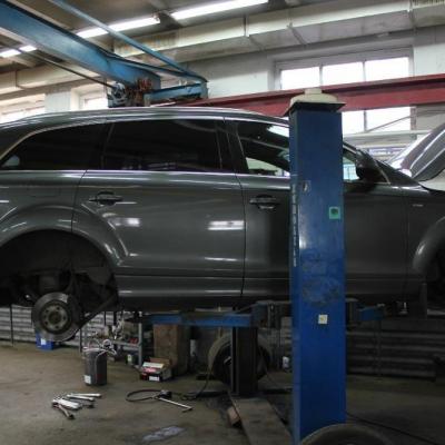 кроссовер Ауди на подъемнике