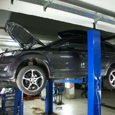 Ауди Q7 на подъемнике