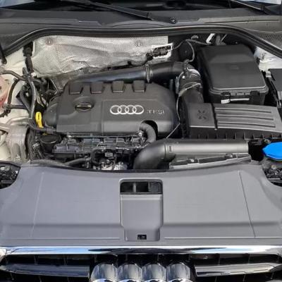 открытый капот на Ауди