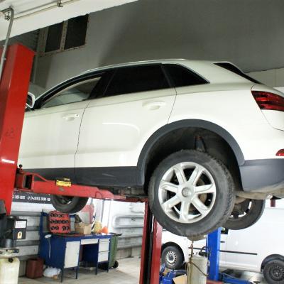 Ауди Ку3 на подъемнике