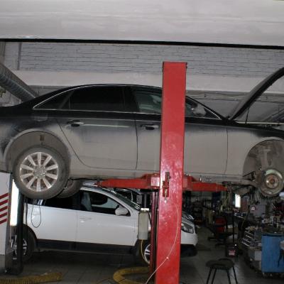 Ауди А6 на подъемнике