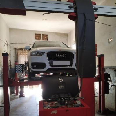 ауди на стенде сход развал