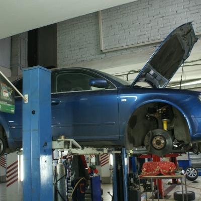 Ауди на подъемнике в сервисе