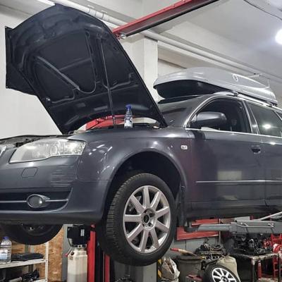 Ауди А4 в автосервисе на подъемнике