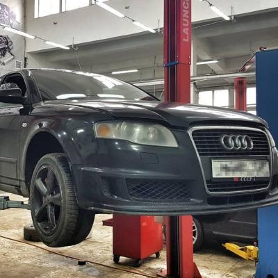 Ауди А4 в сервисе на подъемнике