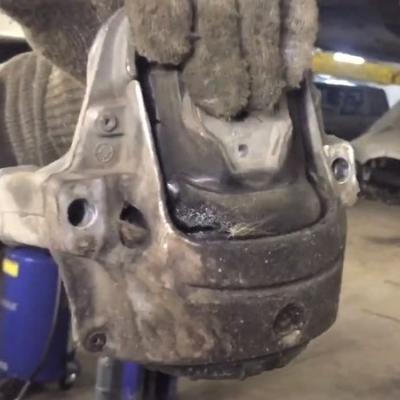 снятая опора двигателя Ауди А4 в руке