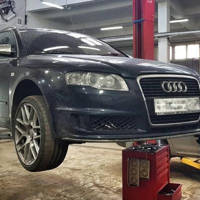 Ауди А4 на подъемнике