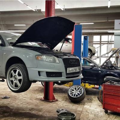 Ауди А4 в автосервисе на подъемнике