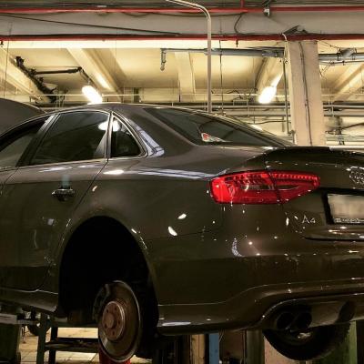 Ауди А4 Б8 на подъемнике в автосервисе