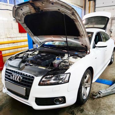 Ауди А5 с открытым капотом