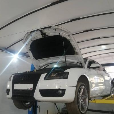 Ауди А5 в автосервисе на подъемнике