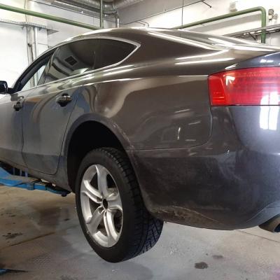 Ауди А5 в автосервисе на подъемнике