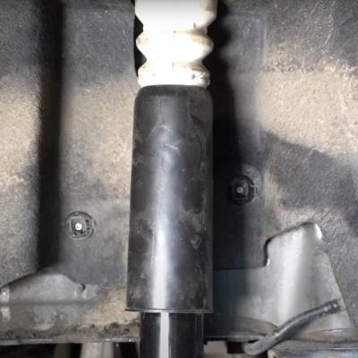 новый задний амортизатор Ауди