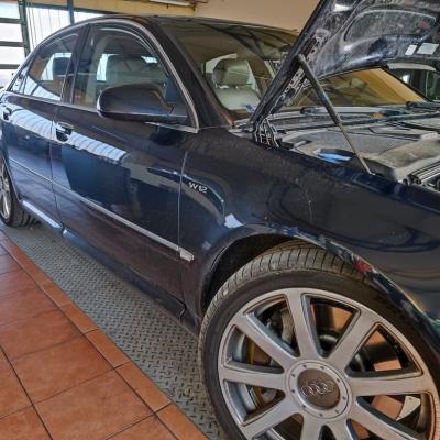 Ауди в техцентре с открытым капотом