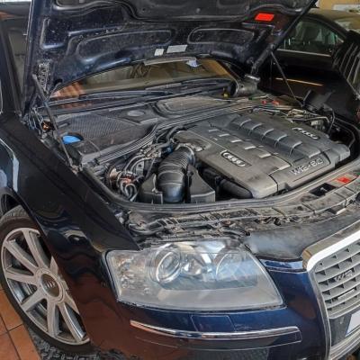 Ауди А8 с открытым капотом в техцентре