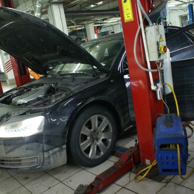 Ауди А8 в автосервисе на подъемнике