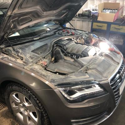 Ауди А7 с открытым капотом