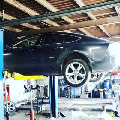 Ауди А7 в сервисе на подъемнике