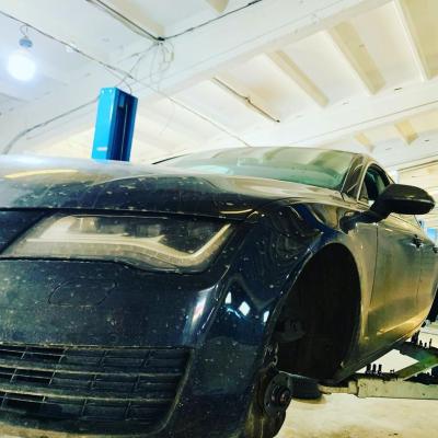 Ауди А7 на подъемнике в сервисе