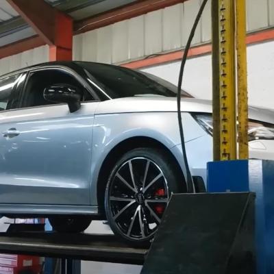 Ауди А1 в автосервисе на подъемнике