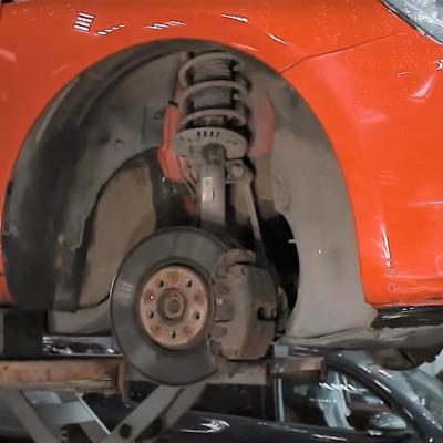 Ауди А1 в автосервисе на подъемнике