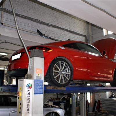 Ауди ТТ в автосервисе на подъемнике