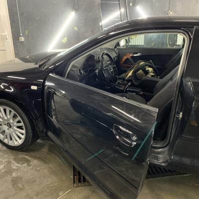 Ауди А3 в процессе замены стеклоподъемника