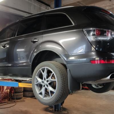 Ауди Q7 в процессе ремонта рулевой рейки