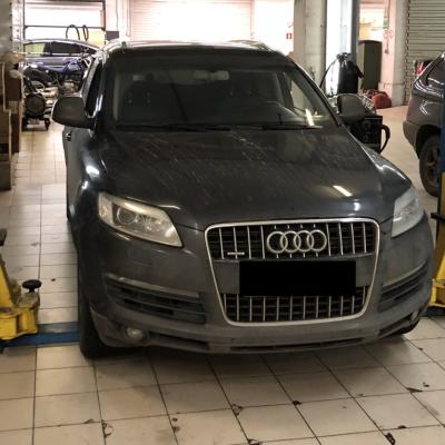 Ауди Q7 в процессе замены топливного насоса