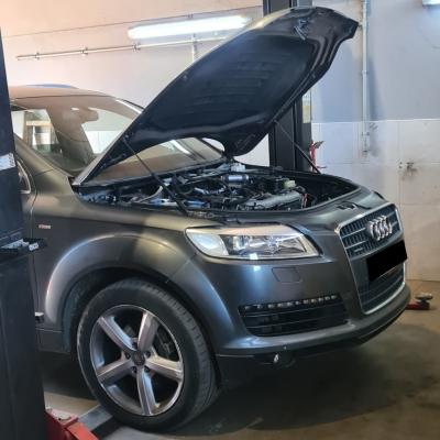 Ауди Q7 в процессе замены прокладки клапанной крышки