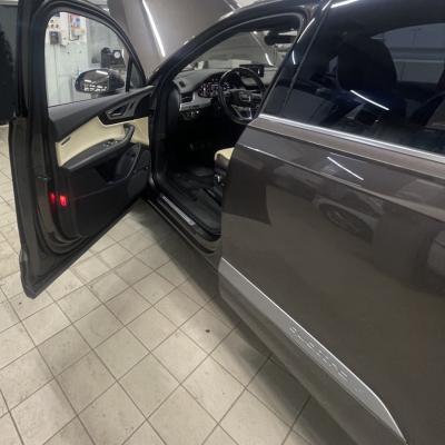 Ауди Q7 в процессе замены радиатора кондиционера