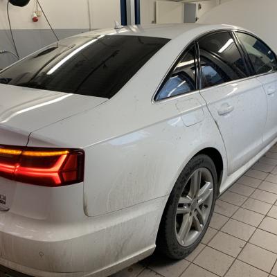 Ауди А6 в автотехцентре готовится к замене масляного насоса